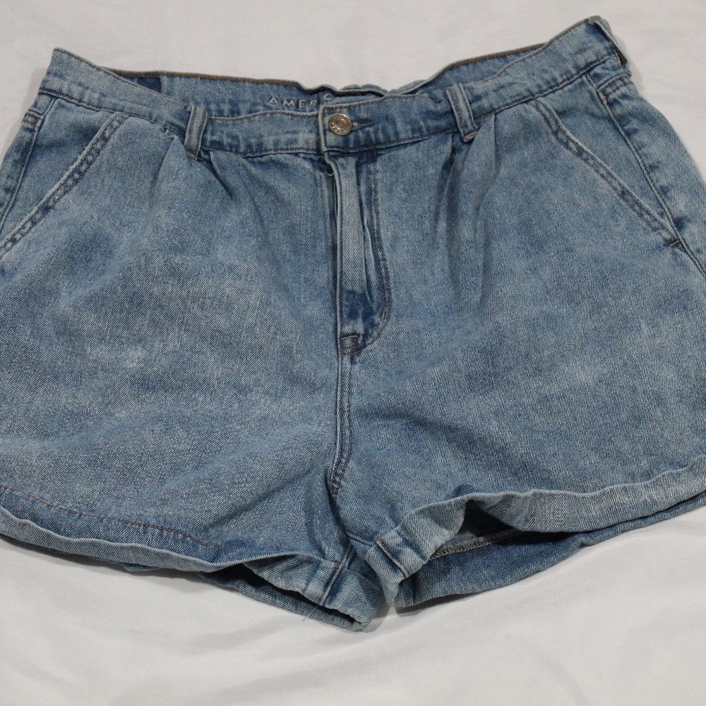 American Eagle Women's 14 Mom Shorts Blue Light Wash Denim Cuffed Hem Pleated